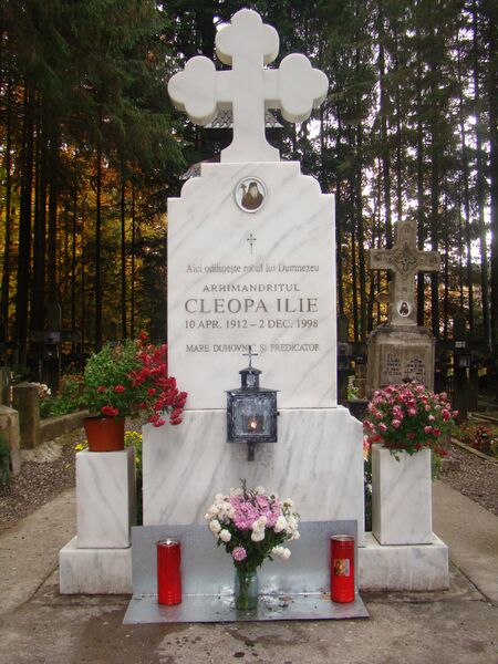 Datei:Mormantul-parintelui-Cleopa.jpg